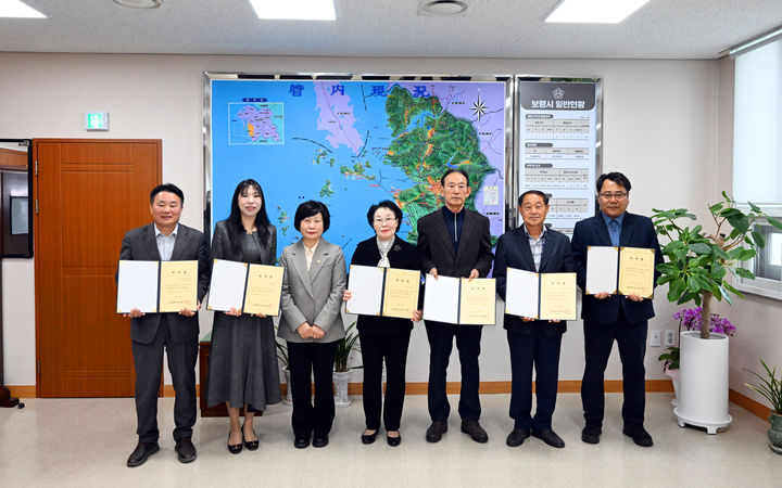 [보령=뉴시스] 보령시의회 회계연도 결산검사위원 위촉식 기념촬영. (사진=보령시의회 제공) 2026.04.03. photo@newsis.com *재판매 및 DB 금지