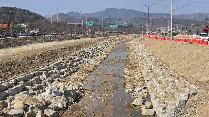[임실=뉴시스] 임실군이 2029년 완공을 목표로 추진 중인 1·2단계 도인천 생태하천 복원사업 현장. *재판매 및 DB 금지