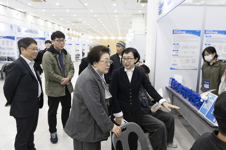 [서울=뉴시스] 상명대 김종희(가운데) 총장이 '2026 전공탐색박람회' 현장 부스를 살피고 있다. (사진=상명대 제공) 2026.04.03. photo@newsis.com *재판매 및 DB 금지