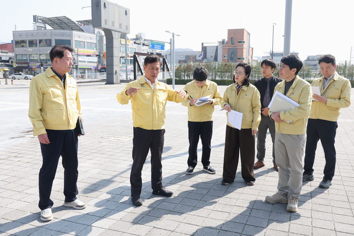[정읍=뉴시스] 지난 2일 봄철 시설물 안전점검에 나선 이학수 정읍시장(왼쪽 두번째)이 정읍역광장의 개선사항을 주문하고 있다. *재판매 및 DB 금지