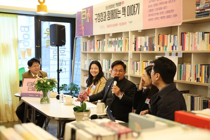 [뉴시스] 박강수 마포구청장이 지역 서점·출판 관계자들과 대화를 나누고 있다. (사진=마포구 제공) *재판매 및 DB 금지