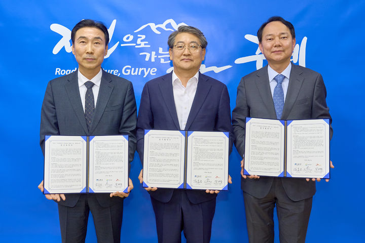 [구례=뉴시스] 구례군이 에너지 전문 기업과 육상풍력 및 태양광 발전 등 재생에너지 개발사업 추진을 위한 업무협약을 체결하고 있다. (사진=구례군 제공) 2026.04.03. photo@newsis.com *재판매 및 DB 금지