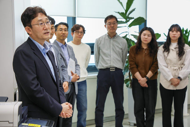 [서울=뉴시스] 박윤영 KT 대표가 3일 서부네트워크운용본부와 서부법인고객본부, KTcs 등 그룹사가 위치한 전남 광주 KT신안타워, KT광주타워를 방문했다. (사진=KT 제공) 2026.04.03. photo@newsis.com *재판매 및 DB 금지