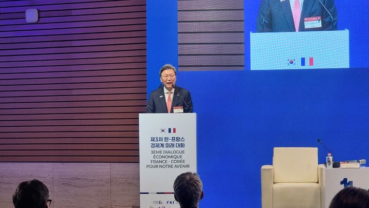 [서울=뉴시스]이지용 기자 = 김창범 한경협 부회장이 3일 오후 서울 여의도 FKI타워에서 열린 '제3차 한-프랑스 경제계 미래대화'에서 개회사를 하고 있다. 2026.04.03. leejy5223@newsis.com *재판매 및 DB 금지 *재판매 및 DB 금지