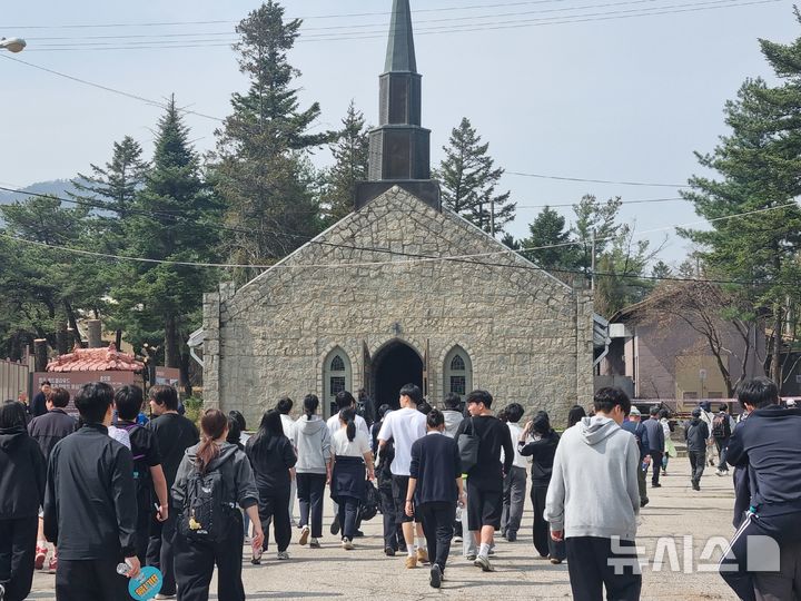 [의정부=뉴시스] 김도희 기자 = 3일 오후 2026 의정부워킹페스타에 참가한 시민들이 개방된 반환 미군기지인 캠프 레드클라우드(CRC) 내부에 있는 예배당 앞을 지나고 있다. 2026.04.03 kdh@newsis.com 