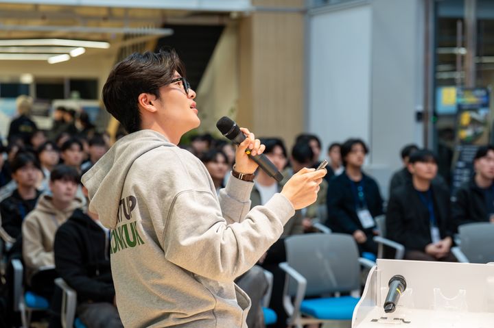 [서울=뉴시스] 건국대 창업동아리 'KUVC'의 노민 회장이 발대식에서 활동 계획을 발표하고 있다. (사진=건국대 제공) 2026.04.03. photo@newsis.com *재판매 및 DB 금지