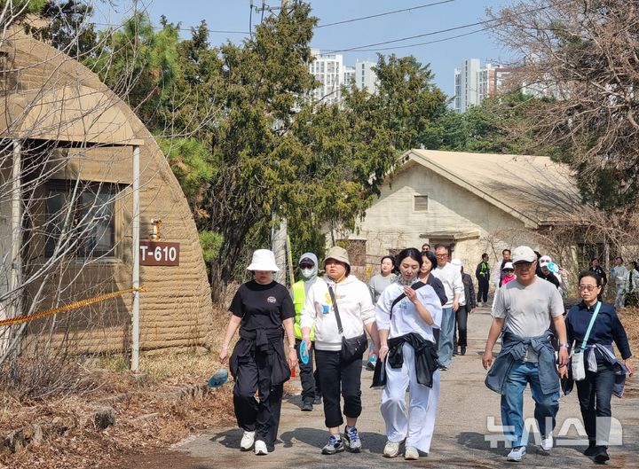 [의정부=뉴시스] 김도희 기자 = 3일 오후 2026 의정부워킹페스타에 참가한 시민들이 개방된 반환 미군기지인 캠프 레드클라우드(CRC) 내부를 걷고 있다. 2026.04.03 kdh@newsis.com 