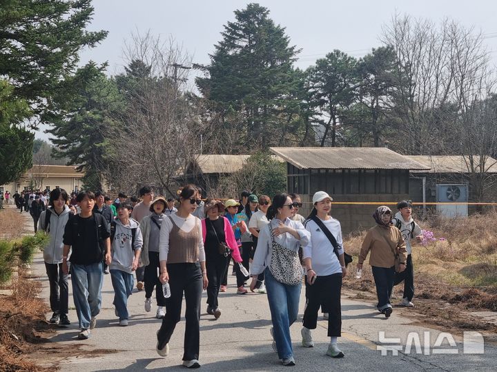 [의정부=뉴시스] 김도희 기자 = 3일 오후 2026 의정부워킹페스타에 참가한 시민들이 개방된 반환 미군기지인 캠프 레드클라우드(CRC) 내부를 걷고 있다. 2026.04.03 kdh@newsis.com
