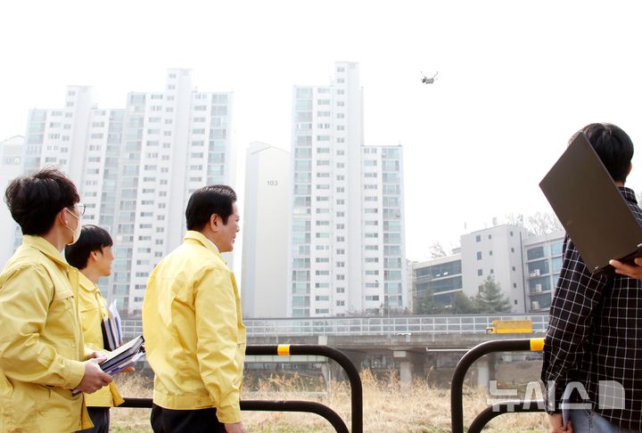 [안양=뉴시스] 안양시가 여름철 자연 재난 발생에 대비해 최대호 시장이 참여한 가운데 자율 드론 시연을 하고 있다. (사진=안양시 제공).2026.04.03. photo@newsis.com