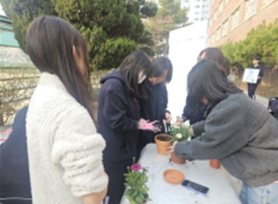 [용인=뉴시스] 정평중학교의 반려식물 키우기(사진=정평중 제공) 2026.04.03. photo@newsis.com *재판매 및 DB 금지