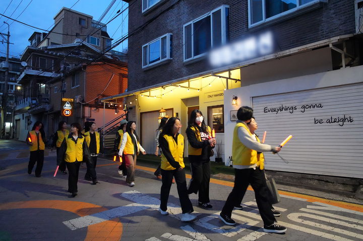 [서울=뉴시스] 지난 1일 성신여대 'Bright 성북 순찰대'가 성북구 소재 수정캠퍼스 일대를 야간 순찰하고 있다. (사진=성신여대 제공) 2026.04.03. photo@newsis.com *재판매 및 DB 금지