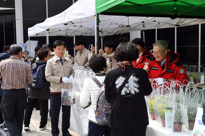 [서울=뉴시스] 산림조합중앙회와 에스알이 3일 수서역에서 열차 이용객들에게 묘목을 나눠주고 있다.(사진=산림조합중앙회 제공) *재판매 및 DB 금지