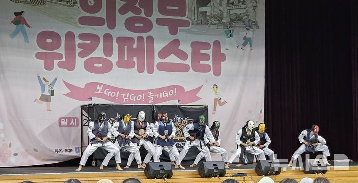 [의정부=뉴시스] 송주현 기자 = 3일 오후 경기 의정부시 경민대학교와 반환 미군기지 캠프 레드클라우드(CRC) 일대에서 열린 '2026 의정부 워킹 페스타 보go! 걷go! 즐기go!' 행사에서 경민대 태권도 시범단이 공연을 하고 있다. 2026.04.03 atia@newsis.com