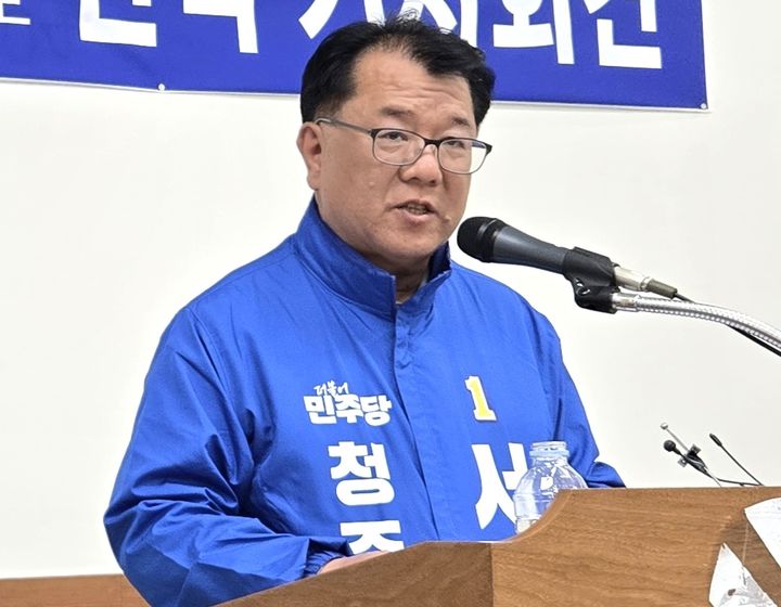 [청주=뉴시스] 이화영 전 경기도 평화부지사 변호인인 더불어민주당 서민석&nbsp;&nbsp;&nbsp;&nbsp;&nbsp; 충북 청주시장 예비후보가 3일 청주시청 임시청사 브리핑룸에서 국민의힘의 고발 방침에 반박하는 기자회견을 하고 있다. 2026.04.03. photo@newsis.com *재판매 및 DB 금지