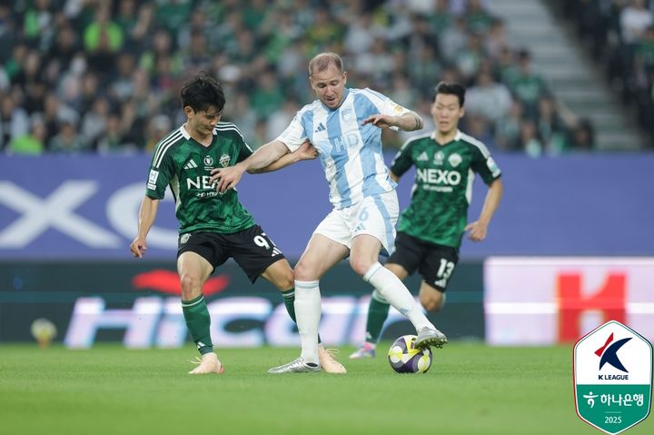[서울=뉴시스] 지난해 5월31일 전주월드컵경기장에서 열린 하나은행 K리그1 2025 17라운드 전북 현대와 울산 HD의 맞대결 장면. (사진=한국프로축구연맹 제공) *재판매 및 DB 금지