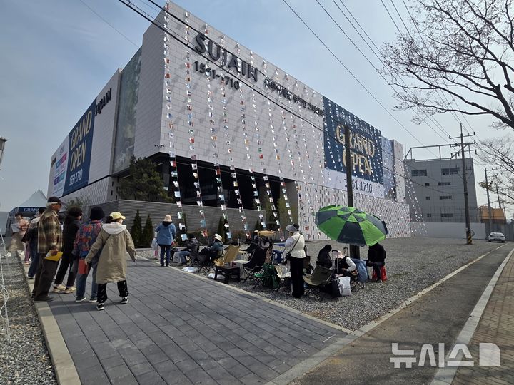 [서울=뉴시스] 지난 3일 경기도 김포시 '풍무역세권 수자인 그라센트 2차' 견본주택 앞에 방문객들과 분양 관계자들이 모여있다. 2026.04.03. photo@newsis.com *재판매 및 DB 금지 