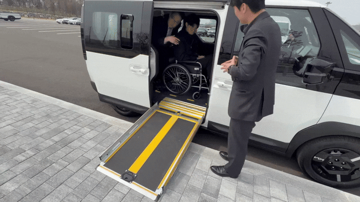 [평택=뉴시스] 기자가 휄체어를 탑승하고 PV5 WAV 차량에서 인도로 하차하고 있다. 2026.4.5. photo@newsis.com *재판매 및 DB 금지