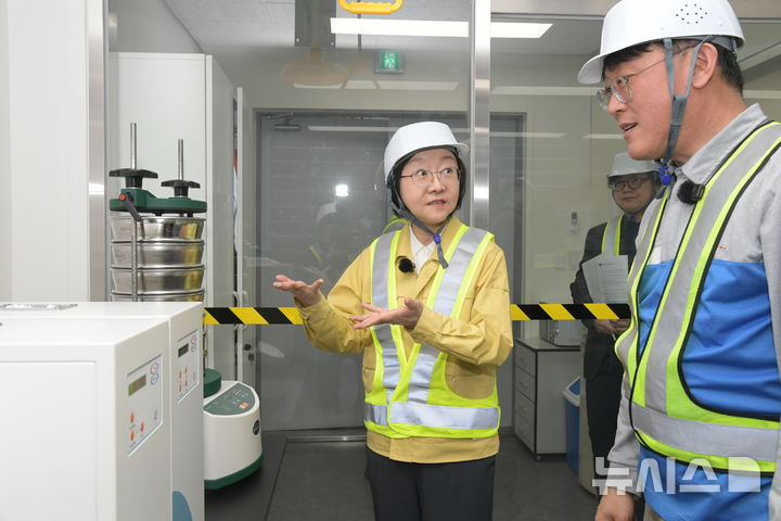 [서울=뉴시스] 식품의약품안전처는 국내 재생원료 제조업체인 경기 시흥시에 있는 삼양에코테크를 방문해 제조 현장을 살펴보고 재생원료 제조업체들과 현장 소통 간담회를 개최했다고 3일 밝혔다. (사진=식품의약품안전처 제공) 2026.04.03. photo@newsis.com