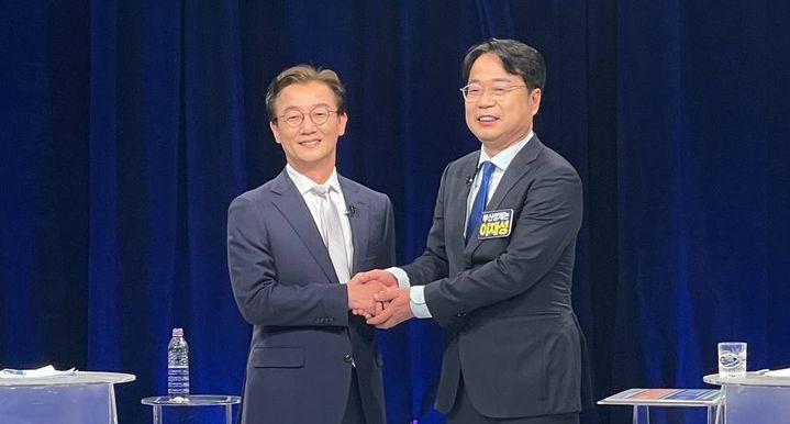 [부산=뉴시스] 더불어민주당 전재수 국회의원(왼쪽)과 이재성 전 부산시당위원장이 3일 부산시장 후보자 선출을 위한 당내 경선 토론회에서 악수를 하고 있다. (사진=전재수 국회의원 경선 캠프 제공) 2026.04.03. photo@newsis.com *재판매 및 DB 금지