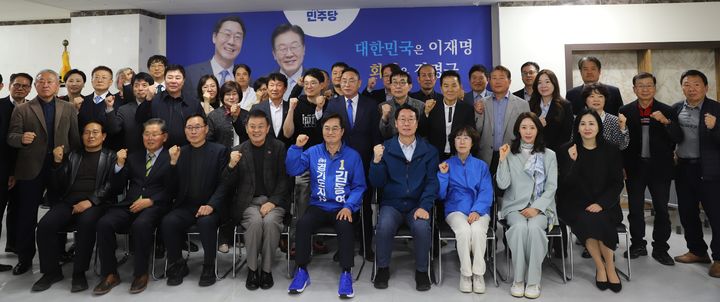 [화성=뉴시스] 김동연 더불어민주당 경기도지사 예비후보(사진 앞줄 왼쪽에서 다섯 번째)가 2일 정명근 화성시장 예비후보(사진 앞 줄 오른족에서 네 번째)의 선거캠프를 찾아 정 예비후보를 격려했다. (사진=정명근 예비후보 캠프 제공) 2026.04.03. photo@newsis.com *재판매 및 DB 금지