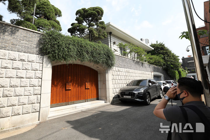 [서울=뉴시스] 검찰이 고(故) 전두환 전 대통령의 867억원대 미납 추징금을 환수하기 위해 제기한 소송에서 최종 패소했다. 부인 이순자 여사 등의 재산을 전씨 앞으로 이전해 달라는 요구가 받아들여지지 않아 추징금 환수가 어려워지게 됐다. 지난 2021년 5월 24일 서울 서대문구 연희동 전두환 씨 자택 앞 모습. (사진=뉴시스DB). 2026.04.03. photo@newsis.com