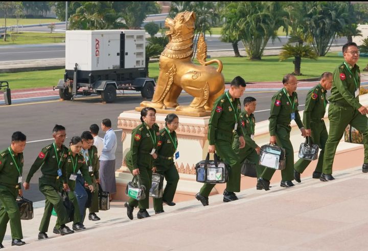 [네피도=AP/뉴시스] 3일 미얀마 수도 네피도의 의회에서 대통령 선거에 참가하는 군 지명 의원들이 의회로 들어가고 있다. 2026.04.03 *재판매 및 DB 금지