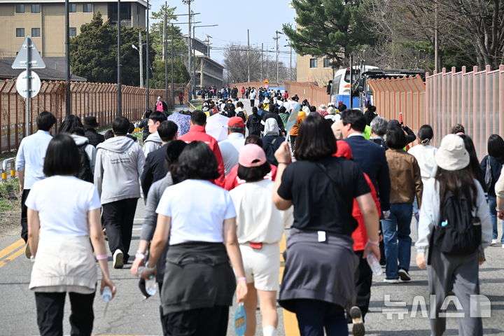 [의정부=뉴시스] 3일 오후 2026 의정부워킹페스타에 참가한 시민들이 반환 미군기지인 캠프 레드클라우드(CRC) 통과도로를 걷고 있다.(사진=의정부시 제공) 2026.04.03 photo@newsis.com&nbsp; *재판매 및 DB 금지