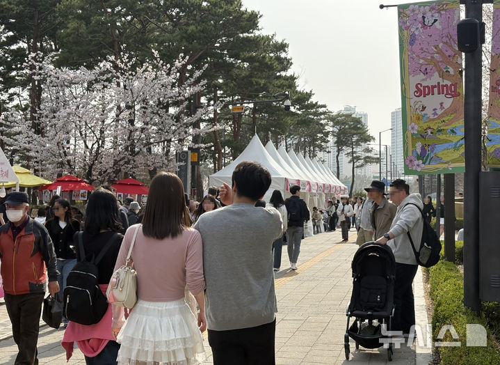 [서울=뉴시스] 한이재 기자 = 3일 벚꽃이 흐드러진 서울 송파구 석촌호수 인근 '벚꽃난다詩사랑약국'이 손님을 맞고 있다. 2026.04.03. nowone@newsis.com