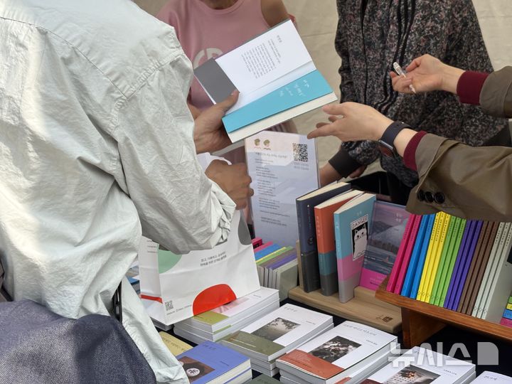 [서울=뉴시스] 한이재 기자 = 3일 오후 홍민기(35)씨는 친구와 함께 점심을 먹고 날씨가 좋아 산책하다가 시약국에 들렀다고 했다. 그는 전위성과 시대성이 생생하게 드러나 좋았다며 김언희의 '호랑말코'를 추천했다. 2026.04.03. nowone@newsis.com