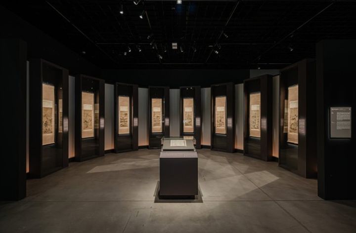  ‘1849년, 추사의 그림 수업‘에서 전시 중인 『예림갑을록』과 《팔인수묵산수도》ⓒ대구간송미술관 *재판매 및 DB 금지