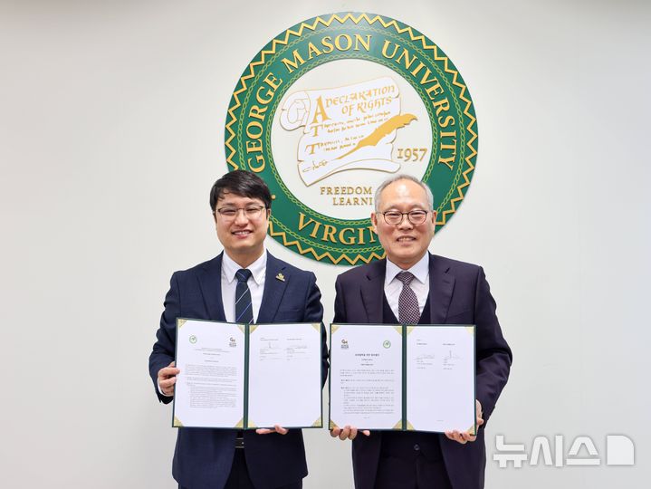 [인천=뉴시스] 조슈아 박 조지메이슨대학교 한국캠퍼스 대표(왼쪽)와 이병철 인천 부평구자원봉사센터 센터장이 업무협약식에서 기념 촬영하고 있다. (사진=조지메이슨대학교 한국캠퍼스 제공) 2026.04.03. photo@newsis.com