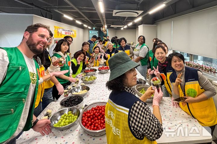 [인천=뉴시스] 조슈아 박 대표와 조지메이슨대학교 학생 등이 지역아동센터에 전달할 컵과일을 만들고 있다. (사진=조지메이슨대학교 한국캠퍼스 제공) 2026.04.03. photo@newsis.com