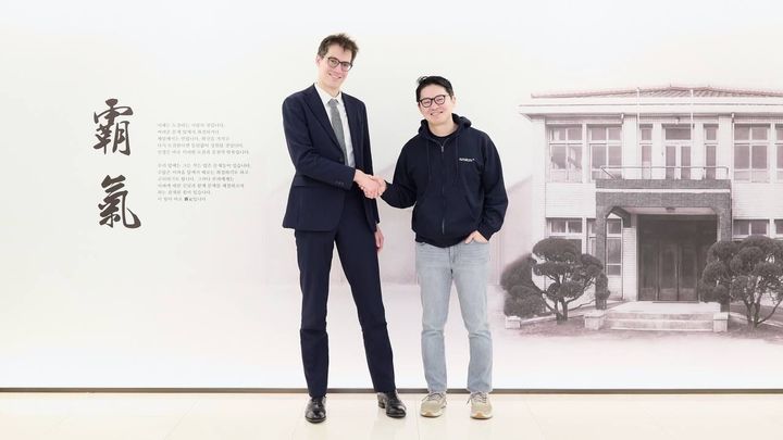 [서울=뉴시스] 왼쪽부터 아르튀르 멘쉬 회장 겸 최고경영자(CEO)와 최성환 SK네트웍스 사업총괄사장이 악수를 나누고 있다. (사진=최성환 사장 SNS 캡처) photo@newsis.com *재판매 및 DB 금지