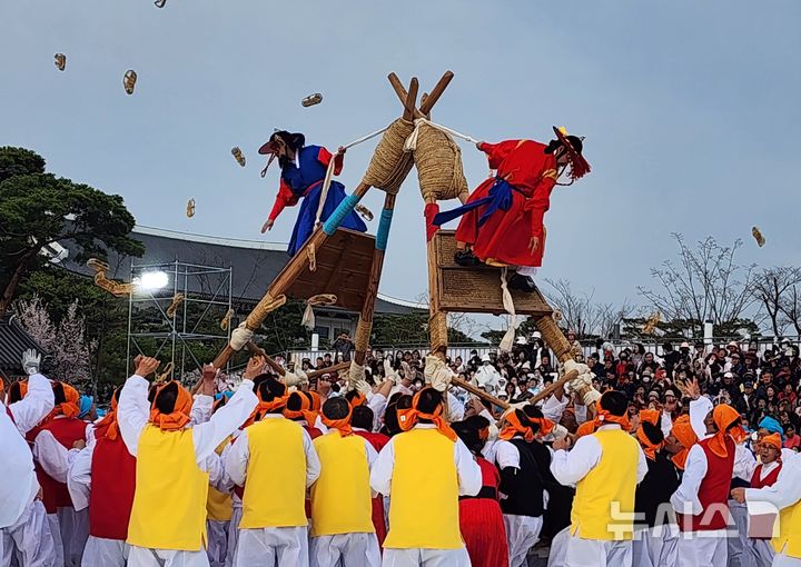 [안동=뉴시스] 김진호 기자 = 3일 경북도청 새마을광장에서 제64회 경북도민체전 개막식 식전행사로 안동차전놀이(국가무형유산)가 시연되고 있다. 2026.04.03. kjh9326@newsis.com