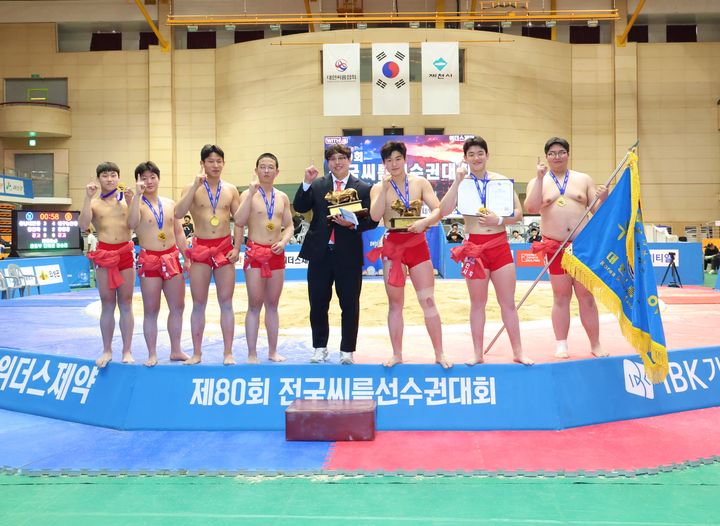 [서울=뉴시스] 3일 충청북도 제천시 제천체육관에서 열린 '제80회 전국씨름선수권대회' 중학교부 단체전 우승을 차지한 능인중학교(대구광역시)가 한다복 감독과 함께(왼쪽 다섯 번째) 기념사진을 찍고 있다. (사진=대한씨름협회 제공) 2026.04.03. photo@newsis.com *재판매 및 DB 금지