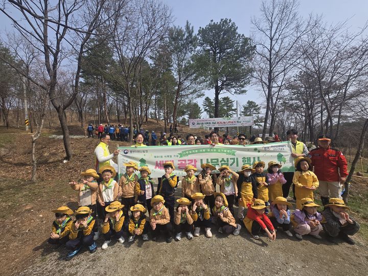 [강릉=뉴시스] 캠코 강원지역본부, 동부산림청과 유관기관 직원들이 3일 강릉시 안현동 국민의 숲에서 개최된 제81회 식목일을 맞아 '세대공감 나무심기 행사'에 참석자들이 묘목을 심은 후 기념촬영을 하고 있다. (사진=캠코 강원본부 제공) 2026.04.03. photo@newsis.com *재판매 및 DB 금지