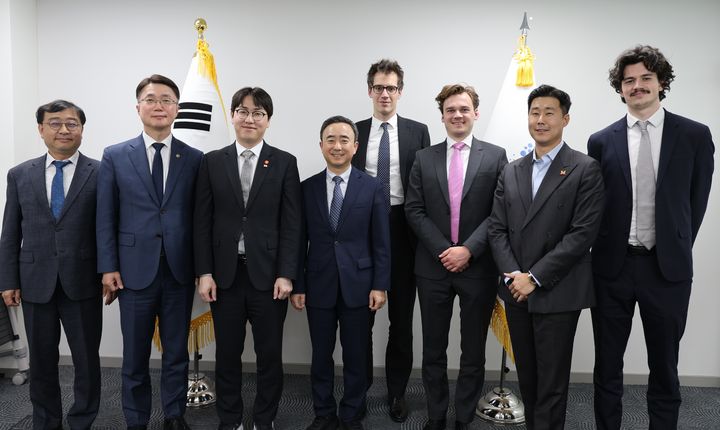 [서울=뉴시스] 국가인공지능전략위원회가 3일 미스트랄 AI와 민관 차원의 AI 협력 모델을 논의했다고 밝혔다. 사진 왼쪽부터 송상훈 국가AI전략위 단장, 류제명 과기정통부 2차관, 하정우 청와대 AI미래기획수석, 임문영 국가AI전략위 부위원장, 아더 멘쉬 미스트랄 AI 최고경영자(CEO), 시리아크 뒤부아 공공정책대외협력총괄, 허재혁 GTM총괄, 쥐스튀스 뮈르크 비서실장이 기념 촬영하고 있다. (사진=국가AI전략위 제공) 2026.04.03. photo@newsis.com *재판매 및 DB 금지