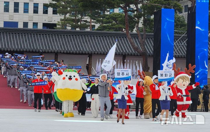 [안동=뉴시스] 김진호 기자 = 경북도청 새마을광장에서 3일 개막한 '제64회 경북도민체전' 개막식에서 차기 주관 자치단체인 영주시와 봉화군 선수단이 입장하고 있다. 2026.04.03. kjh9326@newsis.com