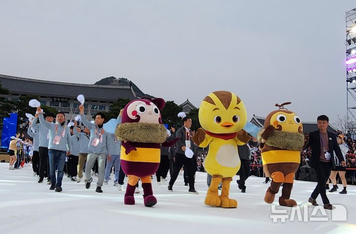 [안동=뉴시스] 김진호 기자 = 경북도청 새마을광장에서 3일 개막한 '제64회 경북도민체전' 개막식에서 공동 주관 자치단체인 안동시와 예천군 선수단이 입장하고 있다. 2026.04.03. kjh9326@newsis.com