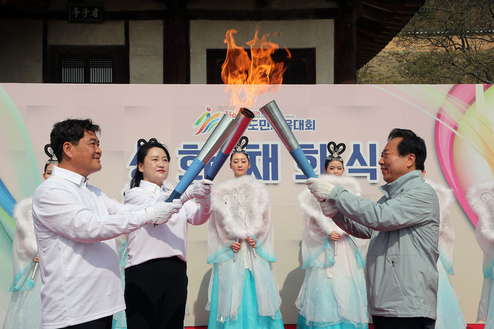 [안동=뉴시스] 김진호 기자 = 제64회 경북도민체전이 개막된 3일 권기창 안동시장이 임청각에서 채화한 성화를 봉송자에게 전달하고 있다. (사진=안동시 제공) 2026.04.03. photo@newsis.com *재판매 및 DB 금지