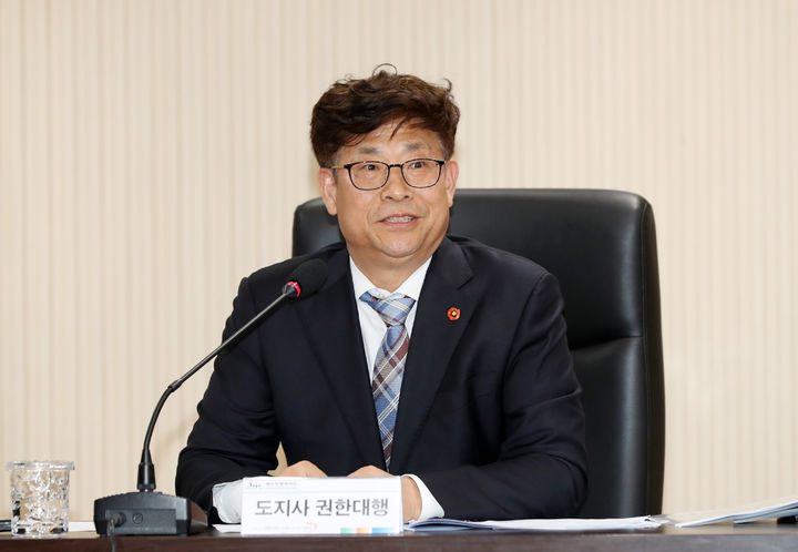 [제주=뉴시스] 박천수 제주도지사 권한대행(행정부지사)이 3일 오후 제주도청 삼다홀에서 긴급회의를 주재하며 발언하고 있다. (사진=제주도 제공) 2026.04.03. photo@newsis.com *재판매 및 DB 금지