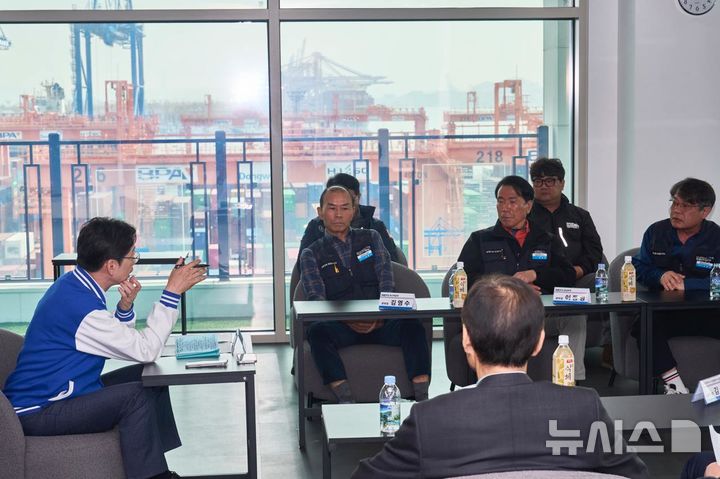 [창원=뉴시스]김경수(왼쪽) 더불어민주당 경남도지사 후보가 3일 창원특례시 진해신항 인근에서 운수업계 종사자들과 만나 고유가로 인한 애로사항을 청취하고 있다.(사진=김경수후보 선거사무소 제공) 2026.04.03. photo@newsis.com