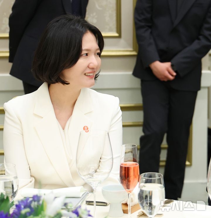 [서울=뉴시스] 고범준 기자 = 최수연 네이버 대표이사가 3일 청와대에서 열린 한-프랑스 국빈오찬에서 참석했다. 2026.04.03. bjko@newsis.com