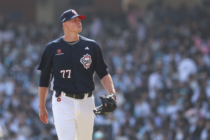 [서울=뉴시스] 프로야구 두산 베어스 크리스 플렉센이 28일 창원NC파크에서 열린 2026 신한 쏠 KBO리그 NC 다이노스와의 시즌 개막전에 선발 등판해 이닝을 마친 뒤 마운드를 내려가고 있다. (사진=두산 베어스 제공) 2026.3.28. *재판매 및 DB 금지