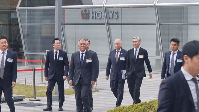 [서울=뉴시스]이지용 기자 = 정의선 현대차 회장이 3일 오후 서울 여의도 FKI타워에서 열린 '한-프랑스 경제계 미래대화'에 참석하기 위해 이동하고 있다. 2026.04.03. leejy5223@newsis.com *재판매 및 DB 금지 *재판매 및 DB 금지