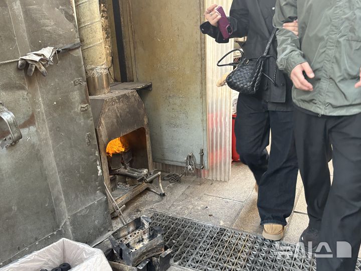 [서울=뉴시스]신유림 기자= 지난 3일 오후 서울 종로구 종로3가역 인근 식당 앞 야외 공간에서 '야장(야외 영업)'을 위한 화구가 사용되고 있다. 2026.04.03. spicy@newsis.com