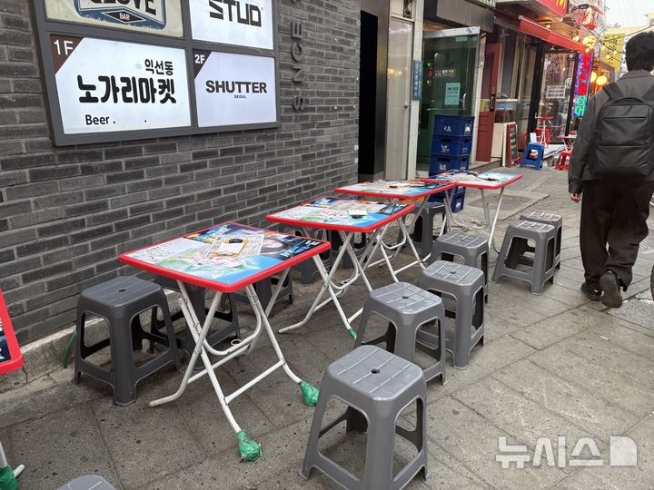 [서울=뉴시스]신유림 기자= 지난 3일 오후 서울 종로구 종로3가역 인근 식당 앞에 '야장(야외 영업)'을 위한 야외 테이블과 의자가 놓여 있다. 2026.04.03. spicy@newsis.com