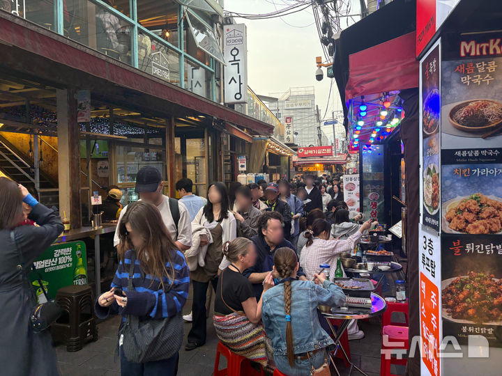 [서울=뉴시스]신유림 기자= 지난 3일 오후 서울 종로구 종로3가역 일대 식당가에서 '야장(야외 영업)'을 즐기려는 시민들로 골목이 붐비고 있다. 2026.04.03. spicy@newsis.com