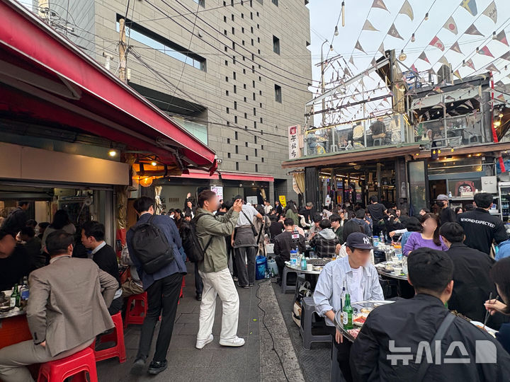 [서울=뉴시스]신유림 기자= 지난 3일 오후 서울 종로구 종로3가역 일대 식당가에서 '야장(야외 영업)'을 즐기려는 시민들로 골목이 붐비고 있다. 2026.04.03. spicy@newsis.com