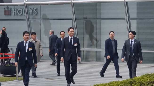 [서울=뉴시스]이지용 기자 = 이재용 삼성전자 회장이 3일 서울 여의도 FKI타워에서 열린 한-프랑스 경제계 미래대화에 참석하기 위해 이동 중이다. 2026.04.03. leejy5223@newsis.com *재판매 및 DB 금지